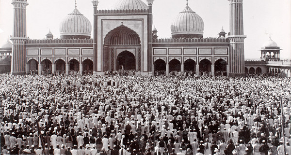 Prayer at Delhi mosque, c.1910